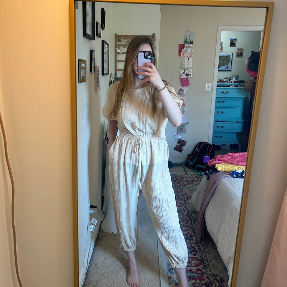 brand new boutique M crème jumpsuit with open back and pockets